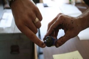 CHP'li S&uuml;leyman B&uuml;lb&uuml;l'&uuml;n se&ccedil;imlerde ihlallerin &ouml;n&uuml;ne ge&ccedil;ilmesi i&ccedil;in 'parmak boyası'