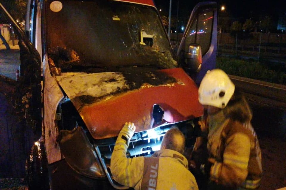 İstanbul'da CHP'nin se&ccedil;im minib&uuml;s&uuml;nde yangın &ccedil;ıktı. Polis ekipleri kundaklama ş&uuml;phesini