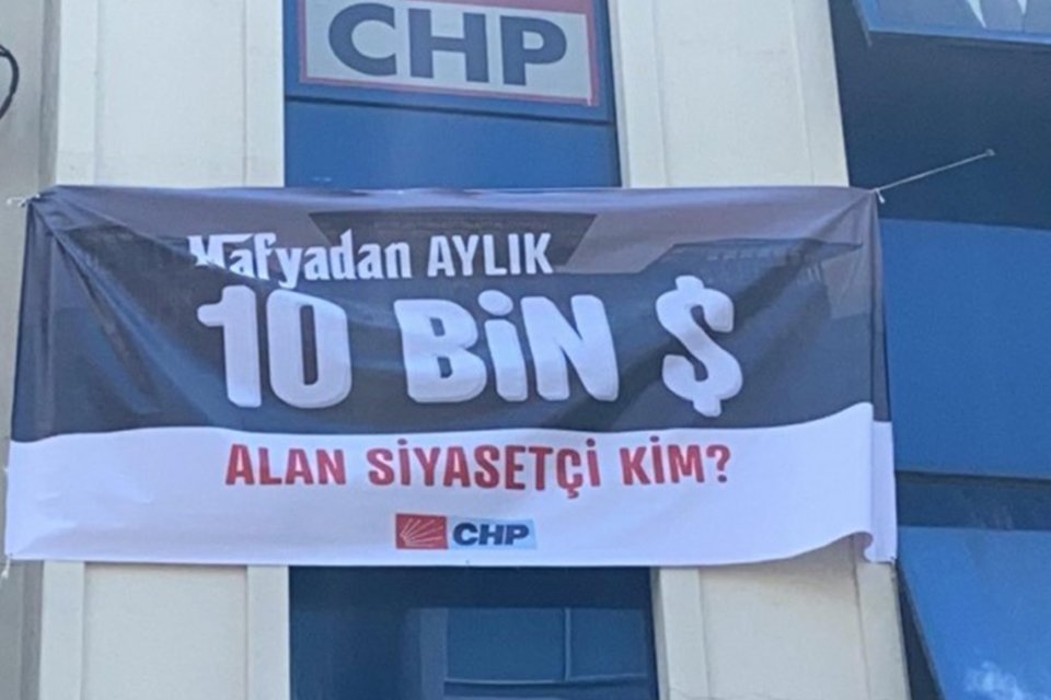 CHP İzmir İl Başkanlığı. /128 milyar dolar nerede' afişinin ardından