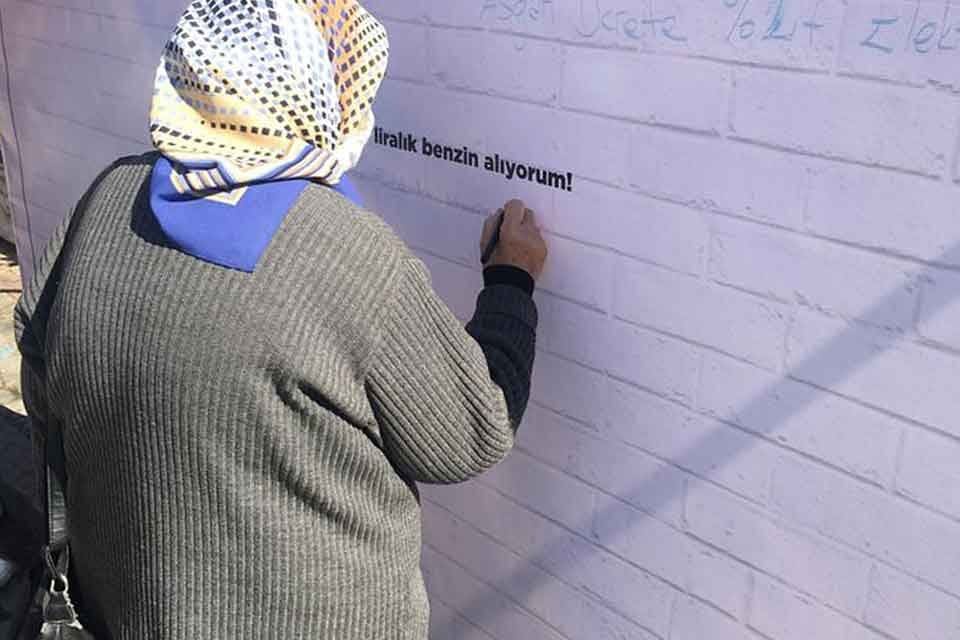 Sel&ccedil;uk&rsquo;ta vatandaşlar zamları CHP Sel&ccedil;uk Gen&ccedil;lik Kolları tarafından kurulan &ldquo;Zam