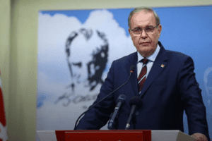 CHP S&ouml;zc&uuml;s&uuml; Faik &Ouml;ztrak, basın toplantısında a&ccedil;ıklamalarda bulunuyor. FAİK &Ouml;ZTRAK'IN