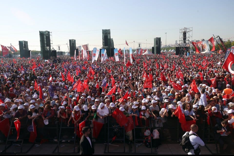 CHP&rsquo;nin Van &ccedil;alıştayında, b&uuml;y&uuml;kşehir, il ve il&ccedil;e belediye başkanları sokakta