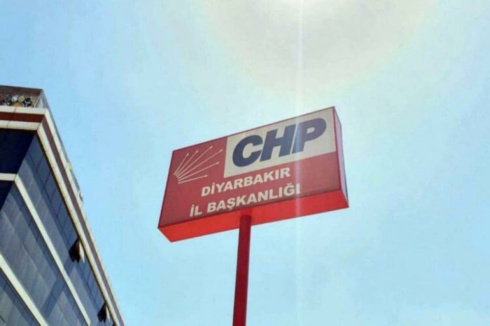 Diyarbakır CHP İl Başkanlığı binasına gelen kayyım heyeti, CHP&rsquo;liler tarafından