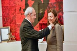 CHP'ye katılan&nbsp;T&uuml;rkan El&ccedil;i,&nbsp;gelen tepkilere "Toplumun bazı kesimlerinin şiddet dilinden arınmaya,