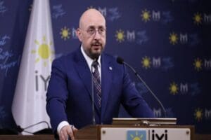 "CHP ile şu anda bir ittifak değiliz" şeklindeki &ccedil;ıkışıyla g&uuml;ndeme