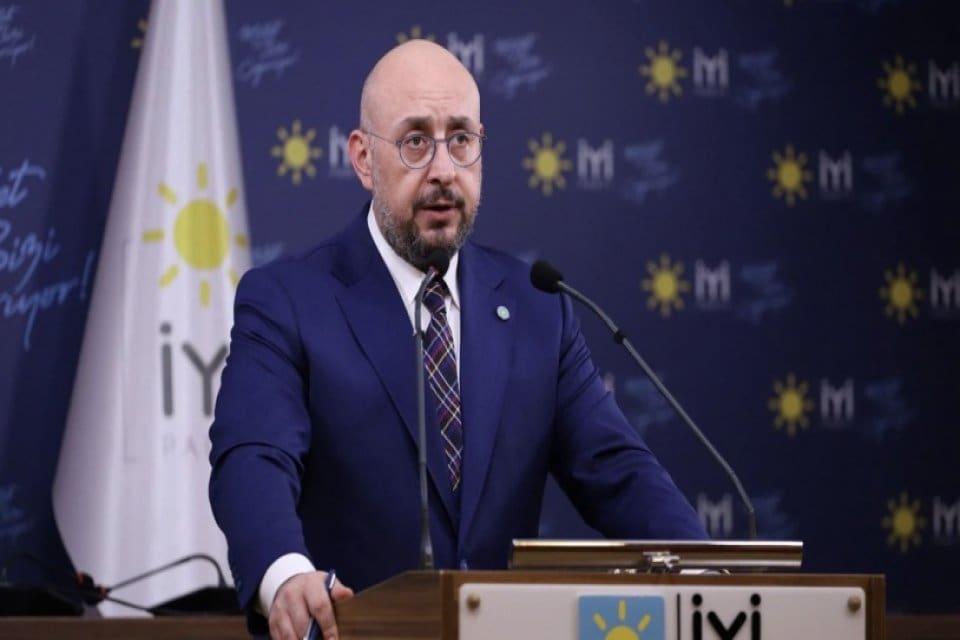"CHP ile şu anda bir ittifak değiliz" şeklindeki &ccedil;ıkışıyla g&uuml;ndeme