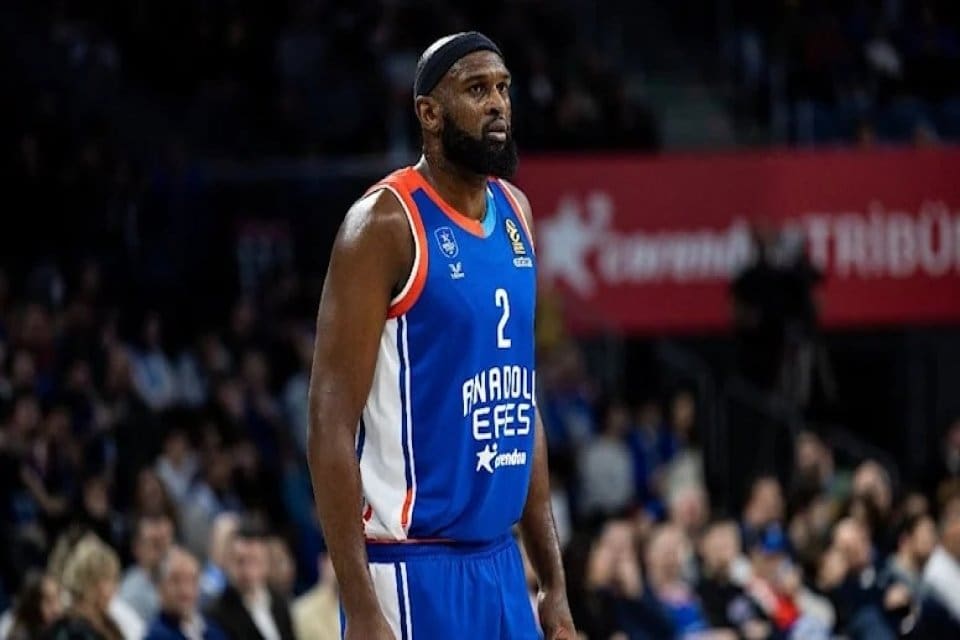 Anadolu Efes'in yıldız basketbolcusu Chris Singleton'dan korkutan bir haber geldi.