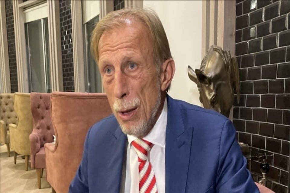 T&uuml;rkiye&rsquo;de bir d&ouml;nem Beşiktaş ve Fenerbah&ccedil;e&rsquo;de g&ouml;rev yapan Alman teknik