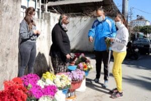 Hatay'da 57 yaşındaki G&uuml;lseren Bozkurt, 15 yıldır Asri Mezarlığı &ouml;n&uuml;nde