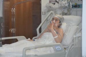 İzmir'de yaşayan G&uuml;ls&uuml;m Alakoyun (29), Ege &Uuml;niversitesi (E&Uuml;) Tıp Fak&uuml;ltesi