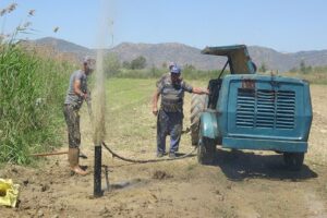 Aydın'da, Büyük Menderes Nehri'ndeki suların kurumasıyla çiftçiler çareyi tarlalarında sondaj