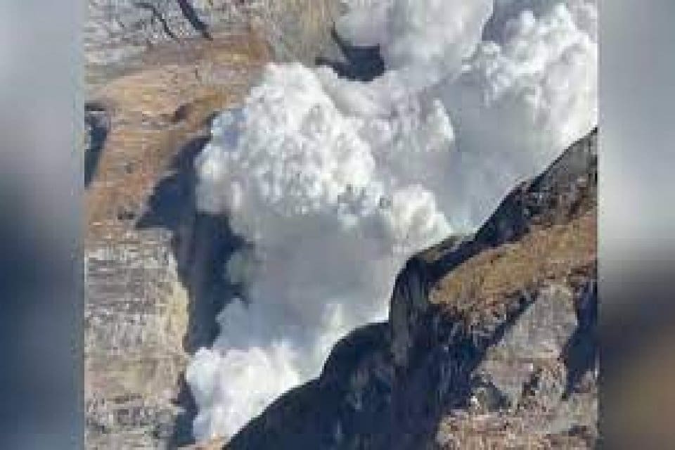 Himalayalar'ın Hindistan'da bulunan kısmında d&uuml;şen &ccedil;ığ nedeniyle 10 dağcılık &ouml;ğrencisi