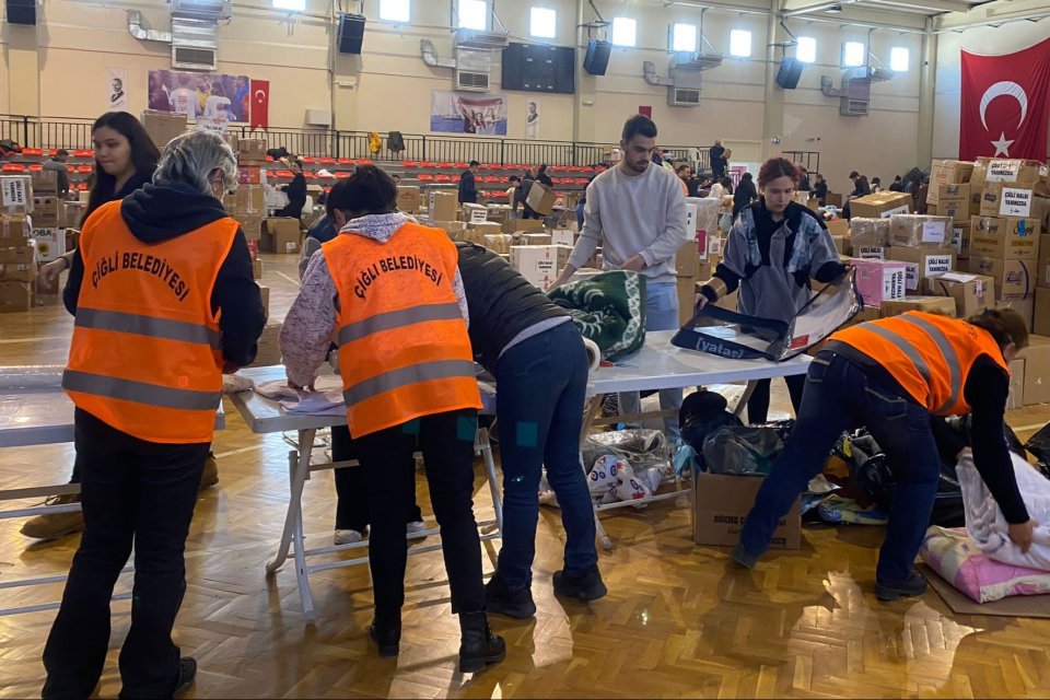 &Ccedil;iğli Belediyesi ekipleri, deprem b&ouml;lgesinden il&ccedil;eye gelen yurttaşların ihtiya&ccedil;larını karşılamak