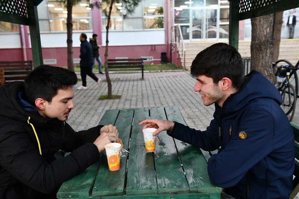 &Ccedil;iğli Belediyesi, Katip &Ccedil;elebi &Uuml;niversitesi'nde eğitim g&ouml;ren &ouml;ğrencilere final haftası