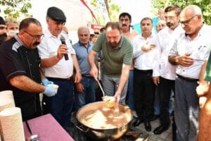 &Ccedil;iğli Belediyesi, Muharrem orucunun sona ermesiyle birlikte Kasaplar Meydanı&rsquo;nda aşure