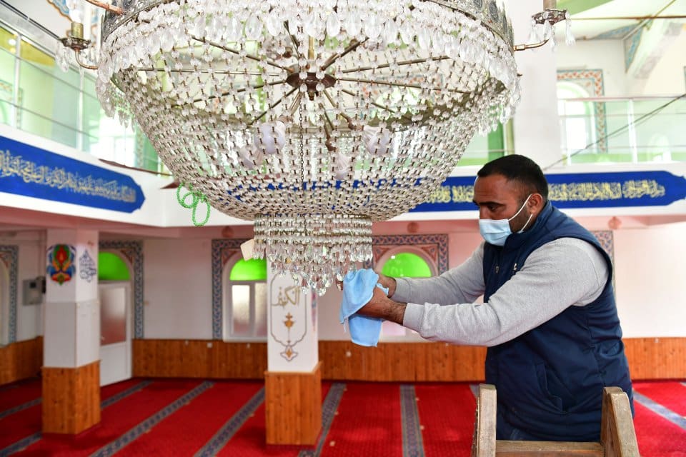 &Ccedil;iğli Belediyesi tarafından, Ramazan ayı dolayısıyla il&ccedil;e genelindeki camilerde temizlik