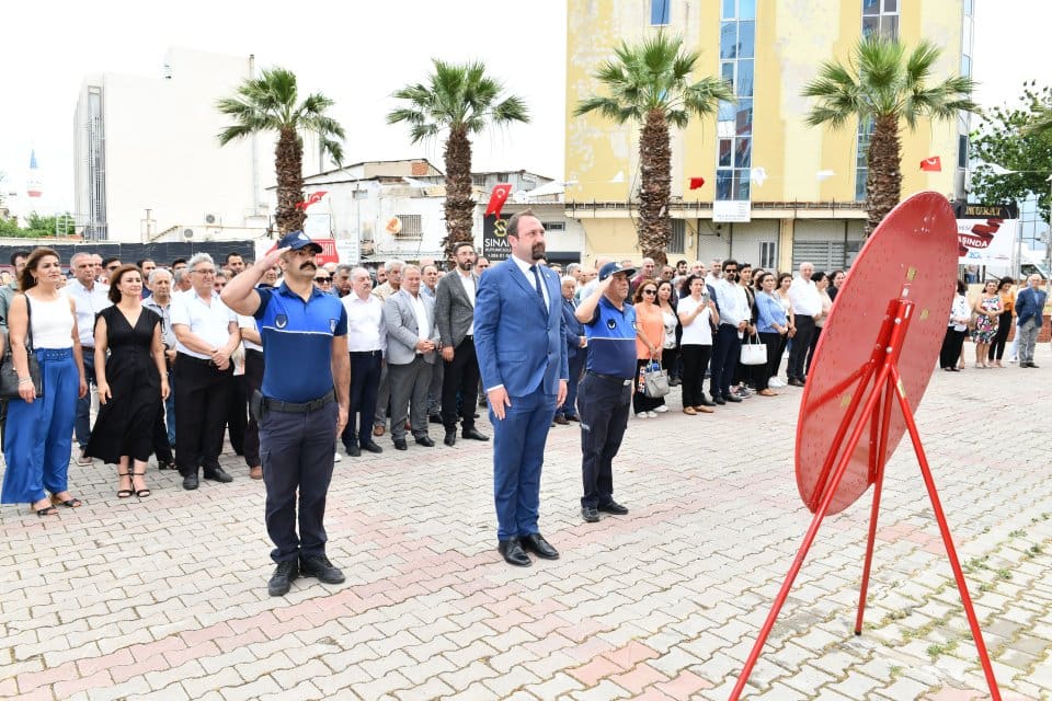 ​Eski &Ccedil;iğli Belediye binası &ouml;n&uuml;nde ger&ccedil;ekleştirilen t&ouml;rene &Ccedil;iğli Belediye Başkanı