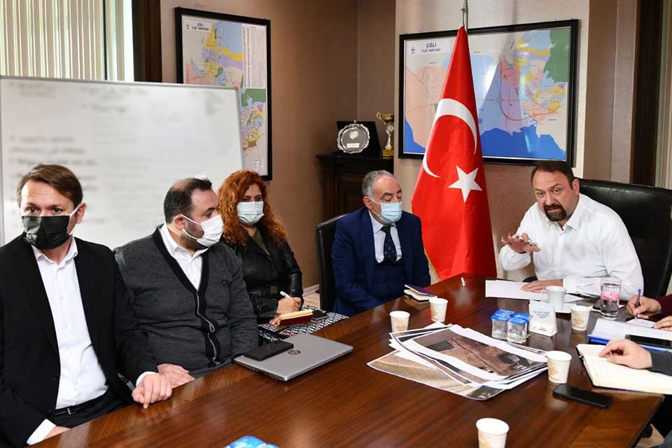 &Ccedil;iğli Belediye Başkanı Utku G&uuml;mr&uuml;k&ccedil;&uuml;, &Ccedil;iğli sınırları i&ccedil;erisinde altyapı &ccedil;alışmalarını
