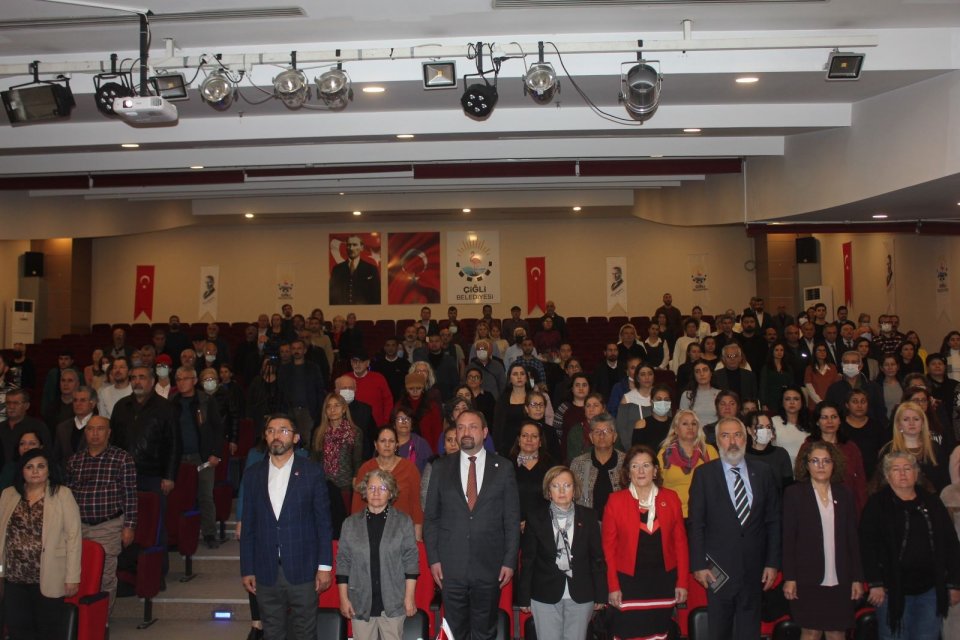 Çiğli Belediyesi’nin ev sahipliğinde düzenlenen Askıda Hayatlar isimli söyleşi ve