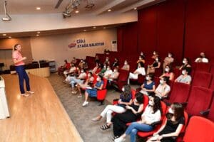 &Ccedil;iğli Belediyesi ve Katip &Ccedil;elebi &Uuml;niversitesi&rsquo;nin iş birliğinde ger&ccedil;ekleştirilen Bağımlılıkla