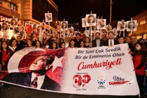 &Ccedil;iğli Belediyesi, Cumhuriyetin 99. kuruluş yıl d&ouml;n&uuml;m&uuml;n&uuml; d&uuml;zenlediği konser, meşaleli