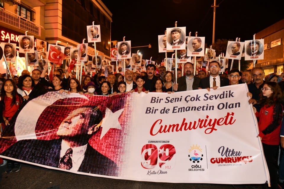 &Ccedil;iğli Belediyesi, Cumhuriyetin 99. kuruluş yıl d&ouml;n&uuml;m&uuml;n&uuml; d&uuml;zenlediği konser, meşaleli