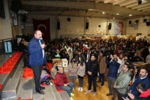 &Ccedil;iğli Belediyesi'nin &ouml;nc&uuml;l&uuml;ğ&uuml;nde depremzedelerin yaralarını sarmak amacıyla başlatılan il&ccedil;edeki dayanışma