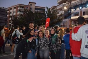 İzmir B&uuml;y&uuml;kşehir Belediyesi&rsquo;nin d&uuml;zenlediği &ldquo;Gen&ccedil;ler Gen&ccedil; İzmir&rsquo;le Buluşuyor&rdquo; etkinliğinin &uuml;&ccedil;&uuml;nc&uuml;s&uuml;