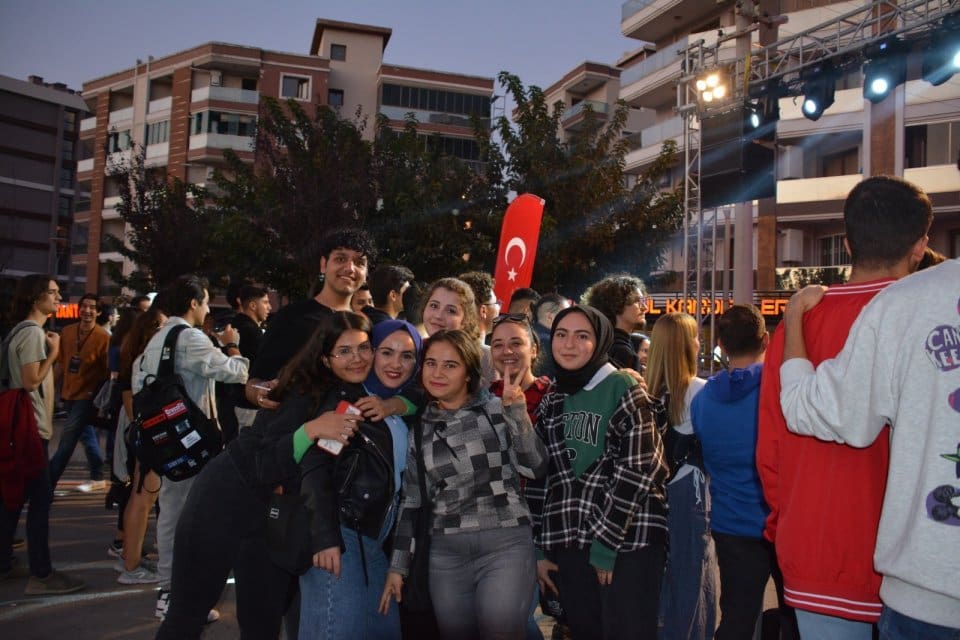 İzmir B&uuml;y&uuml;kşehir Belediyesi&rsquo;nin d&uuml;zenlediği &ldquo;Gen&ccedil;ler Gen&ccedil; İzmir&rsquo;le Buluşuyor&rdquo; etkinliğinin &uuml;&ccedil;&uuml;nc&uuml;s&uuml;