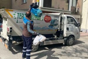 İzmir B&uuml;y&uuml;kşehir Belediyesi &Ccedil;iğli&rsquo;de grevin sona ermesinin ardından 75 personeli