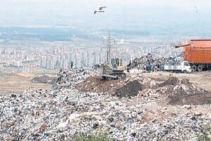 İzmir&rsquo;in &Ccedil;iğli İl&ccedil;esi&rsquo;nde Harmandalı &Ccedil;&ouml;p Depolama Alanı ve b&ouml;lgedeki heyelanı
