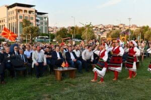 &Ccedil;iğli Belediyesi'nin ev sahipliğinde d&uuml;zenlenen &Ccedil;iğli-&Ccedil;aşka Kuzey Makedonya Festivali halk