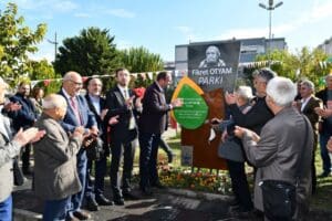 &Ccedil;iğli Belediyesi, yenileme &ccedil;alışmalarını tamamladığı parklara eski Milli Eğitim Bakanlarından