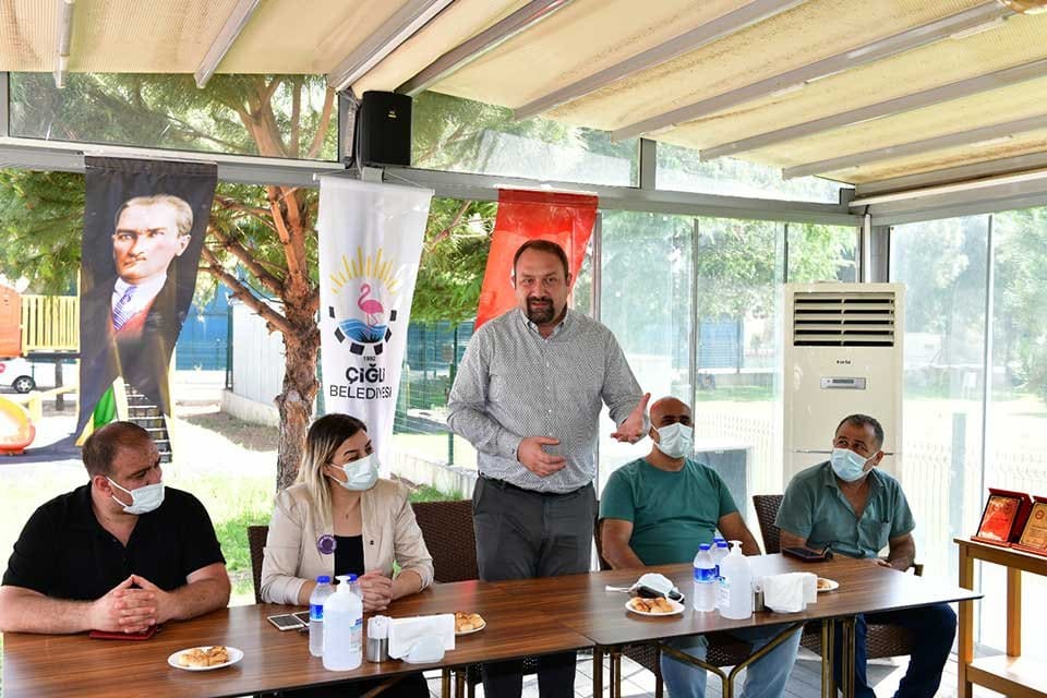 &Ccedil;iğli Belediye Başkanı Utku G&uuml;mr&uuml;k&ccedil;&uuml;, g&ouml;rev başındayken buldukları, i&ccedil;inde 3