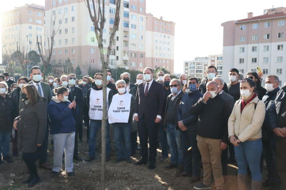 &Ccedil;iğli Belediyesi ile İzmir Tabip Odası iş birliğinde ger&ccedil;ekleştirilen fidan