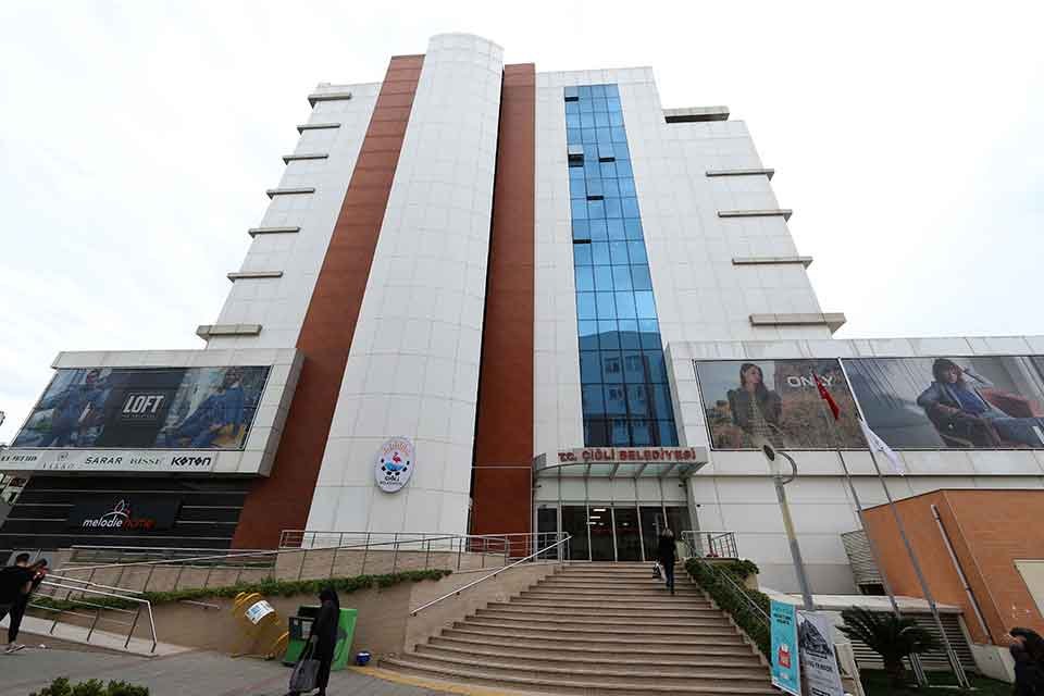 &Ccedil;iğli Belediyesi'nde Başkanı Utku G&uuml;mr&uuml;k&ccedil;&uuml; &ouml;nc&uuml;l&uuml;ğ&uuml;nde başlatılan kurum i&ccedil;i dijital