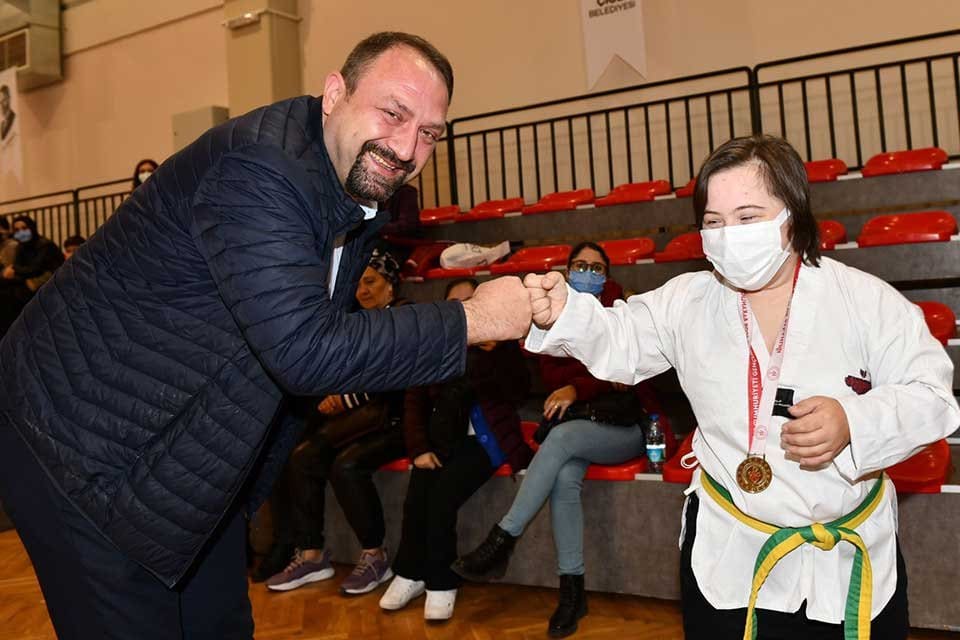 Başkan Utku G&uuml;mr&uuml;k&ccedil;&uuml;&rsquo;n&uuml;n &ouml;nc&uuml;l&uuml;ğ&uuml;nde toplumun t&uuml;m kesimlerine y&ouml;nelik eşit ve