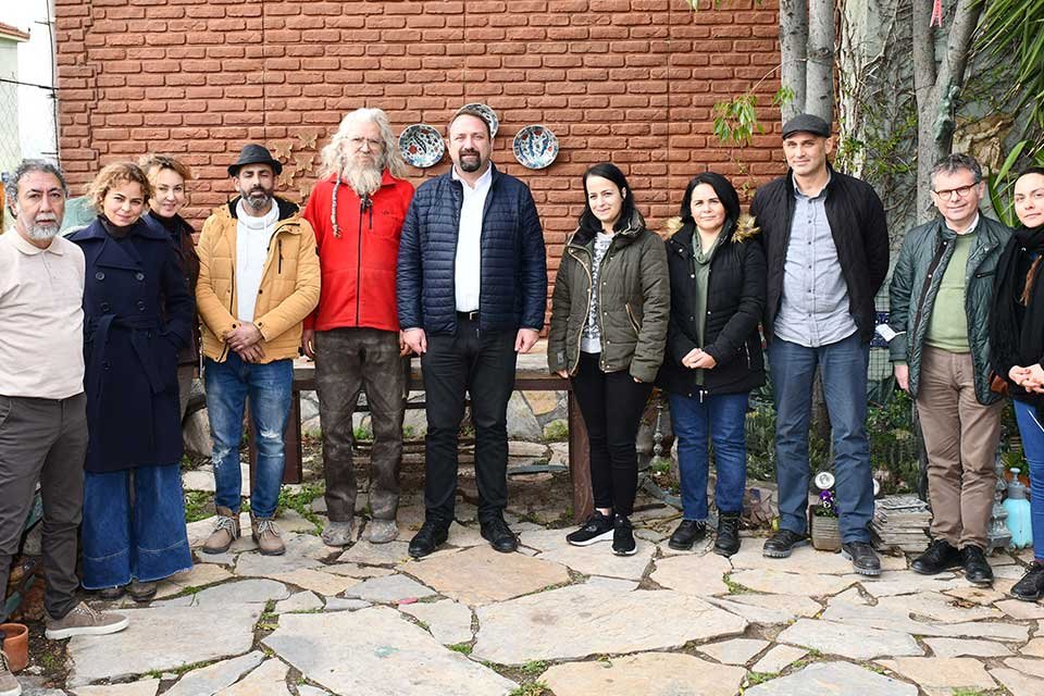 &Ccedil;iğli Belediye Başkanı Utku G&uuml;mr&uuml;k&ccedil;&uuml;, Kaklı&ccedil;&rsquo;ta bulunan Ekin Erman At&ouml;lyesi&rsquo;nde