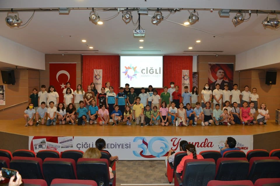 &Ccedil;iğli Belediye Başkanı Utku G&uuml;mr&uuml;k&ccedil;&uuml; &ouml;nc&uuml;l&uuml;ğ&uuml;nde kurulan &Ccedil;iğli Kent Konseyi