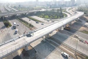 İzmir Büyükşehir Belediyesi tarafından yapımı süren Çiğli Tramvay Hattı’nın üzerinden