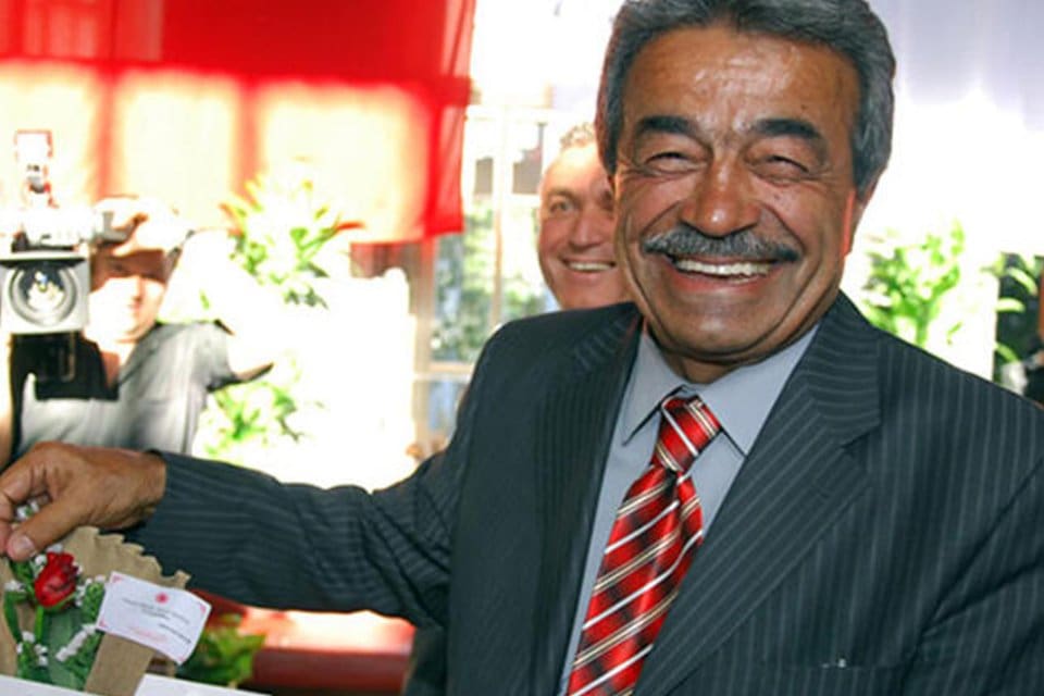 &Ccedil;iğli Belediye Başkanı Utku G&uuml;mr&uuml;k&ccedil;&uuml;&rsquo;n&uuml;n &ccedil;ağrısı &uuml;zerine sosyal medya &uuml;zerinden