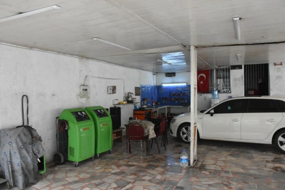 İzmir'in Karabağlar ilçesinde, oto elektrik işi yapan atölyeye çatıdan giren