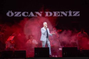 91. İzmir Enternasyonal Fuarı kapsamındaki &Ccedil;im Konserleri&rsquo;nin &uuml;&ccedil;&uuml;nc&uuml; konuğu &Ouml;zcan