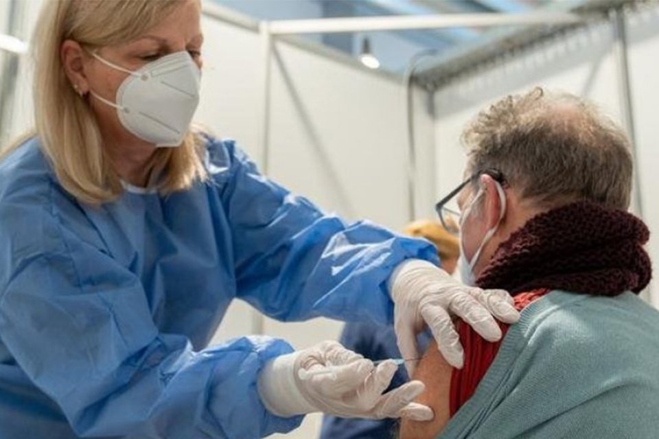 Covid-19&rsquo;a karşı uygulanacak &Ccedil;in aşısında 65 yaş muamması bilim insanlarını