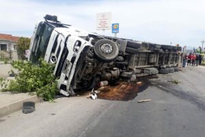 İzmir'in Bergama ilçesinde, kırmızı ışıkta geçtiği ileri sürülen taksiye çarpan