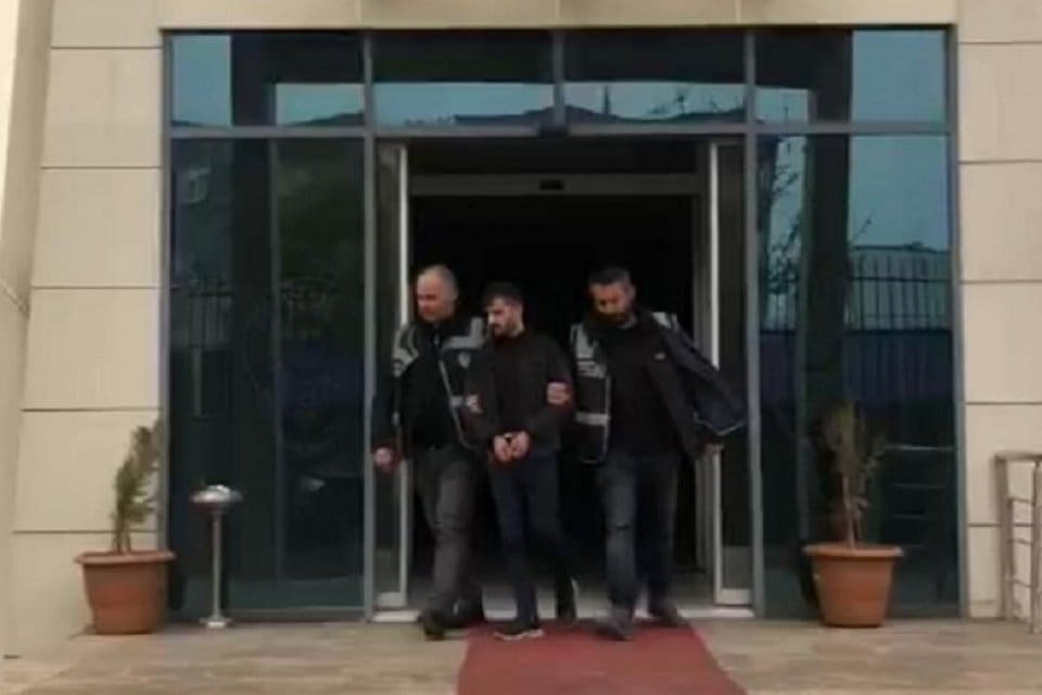 Diyarbakır'da, 3 kişinin hayatını kaybettiği silahlı kavgayla ilgili aranan M.&Ccedil;.