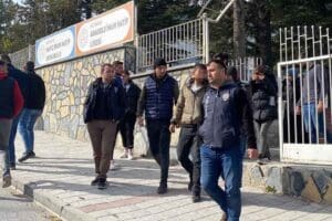 K&Uuml;TAHYA&rsquo;da Ekrem Yiğit (34) evinin &ouml;n&uuml;nde &ouml;l&uuml; bulundu. Polis, cinayet