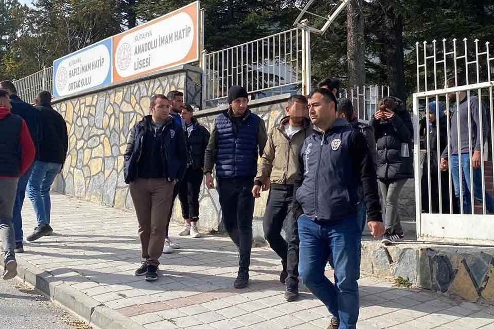 K&Uuml;TAHYA&rsquo;da Ekrem Yiğit (34) evinin &ouml;n&uuml;nde &ouml;l&uuml; bulundu. Polis, cinayet