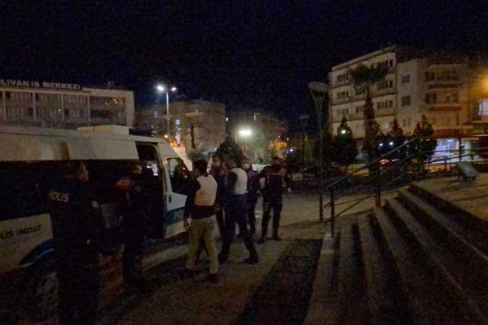 İZMİR'in Tire il&ccedil;esinde, sahte kimlikle gezen cinayet ş&uuml;phelisi Ş.C., polis