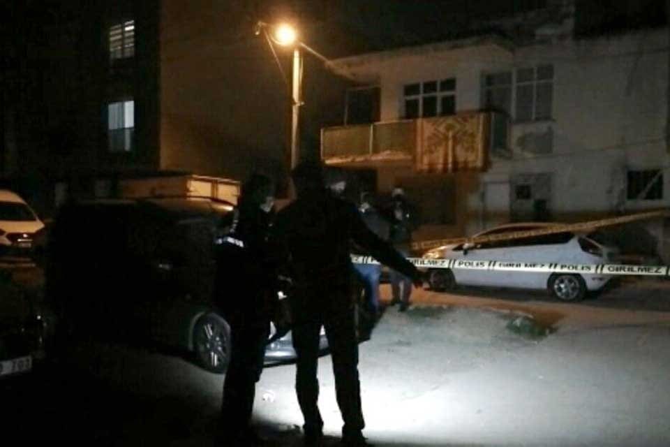 İzmir'in Bornova il&ccedil;esinde Şerafettin Delibaş'ın (49) sokakta g&ouml;ğs&uuml;nden vurularak &ouml;ld&uuml;r&uuml;lmesiyle